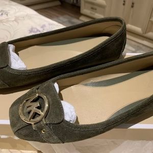 MICHAEL KORS FULTON MOC DK OLIVE MK LOGO WOMEN SLIP ON Size 8M. WORE ONCE.